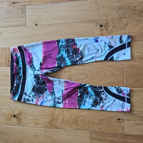 Lululemon Run: Inspire Crop II *All Full-On Luxtreme, Size 6 - Picture 5 of 15